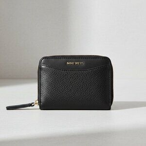 211. Nine West Mini Wallet – Excellent Condition